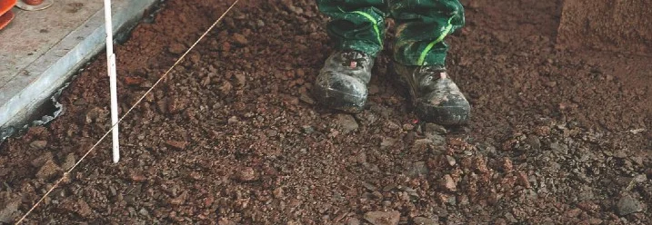 Füße auf einem Schotterboden